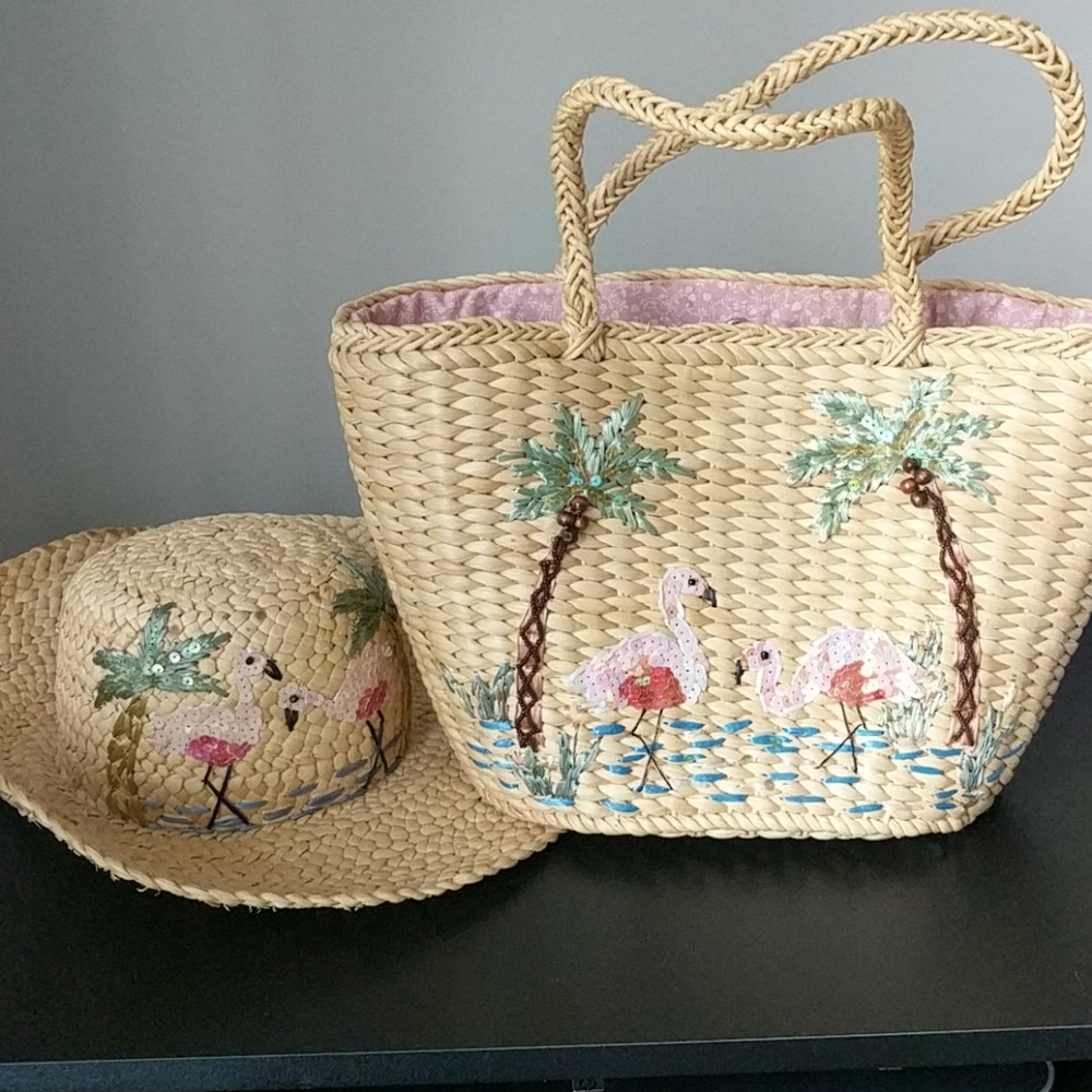 Matching beach hat and bag set.